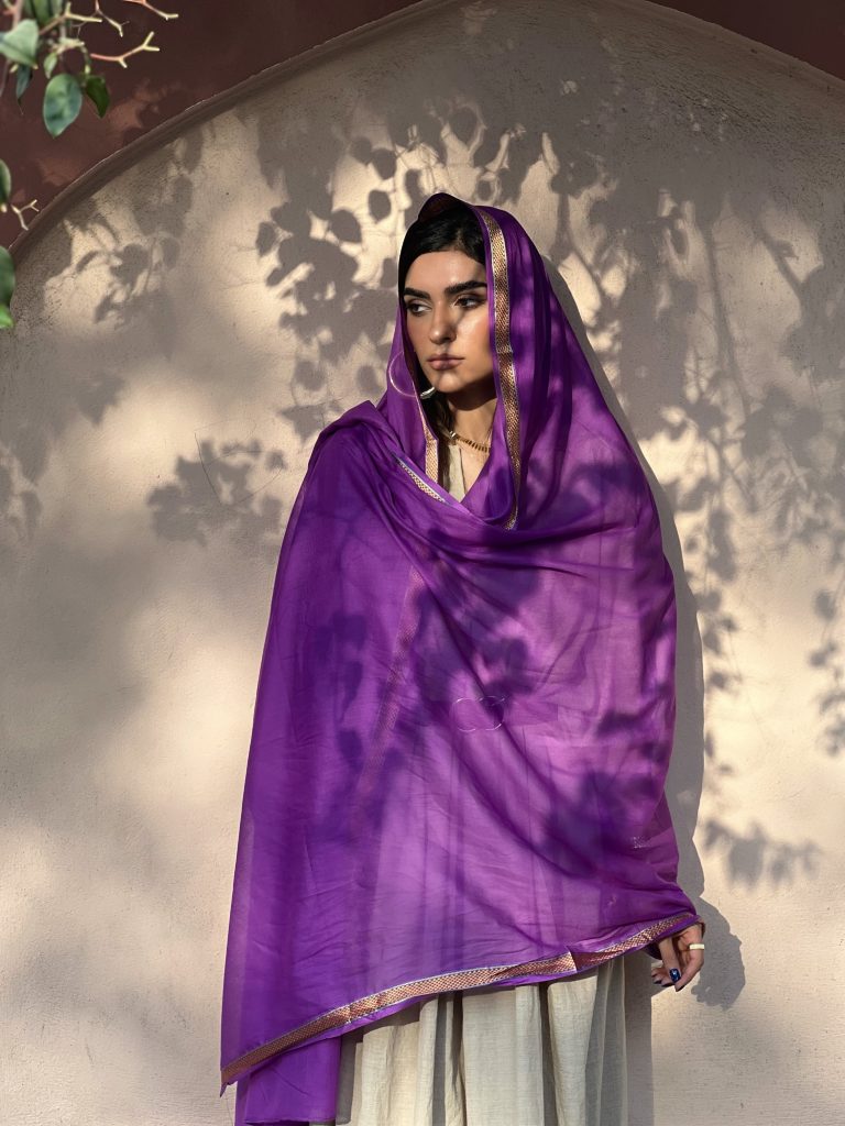 نمای نزدیک از خوسدوزی و گلابتوندوزی روی پارچه لیسی درجه یک