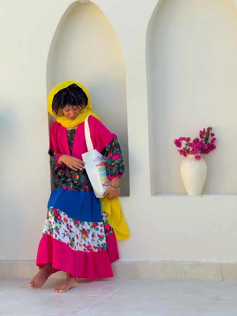 استایل ساحلی زنانه با کفتان موهر نخی مناسب قشم و جزیره هرمز