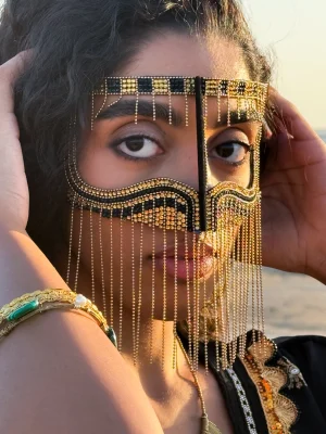 نمایی از زیبایی برقع نگین دوزی دست دوز مشکی روی صورت مدل