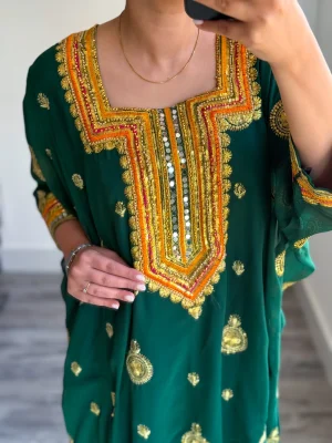 جزئیات گلابتون دوزی و آینه کاری روی پیراهن سبز زنانه فری سایز