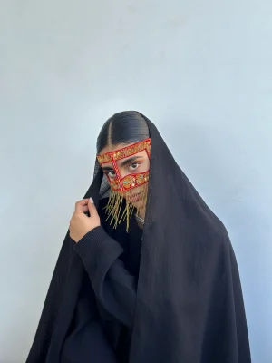 برقع گلابتون دوزی وددو با طرح برگ طلایی نارنجی، دست‌دوز سنتی بندری، جنس پارچه سبک و مقاوم، مناسب بانوان شیک‌پوش