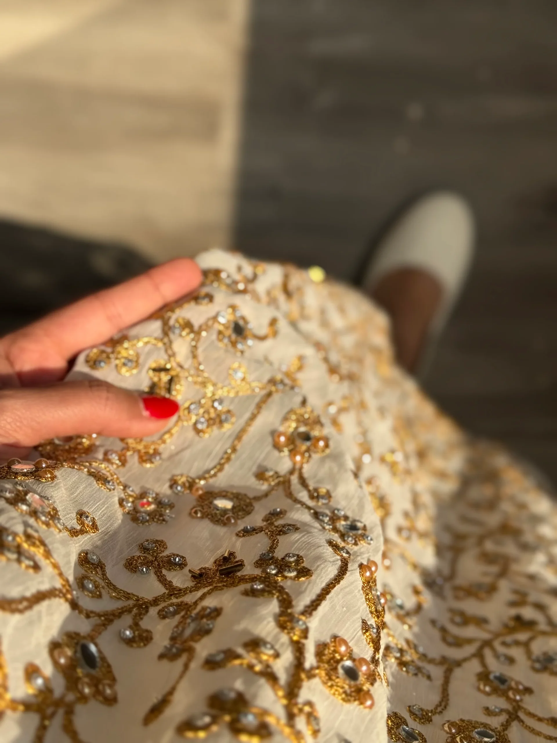 نمای نزدیک آینه کاری و گلابتون دوزی روی کفتان زنانه بندری