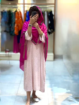 کفتان طرحدار صورتی جنس کرپ حریر مدل پیراهن زنانه بلند استایل جنوبی برند وددو