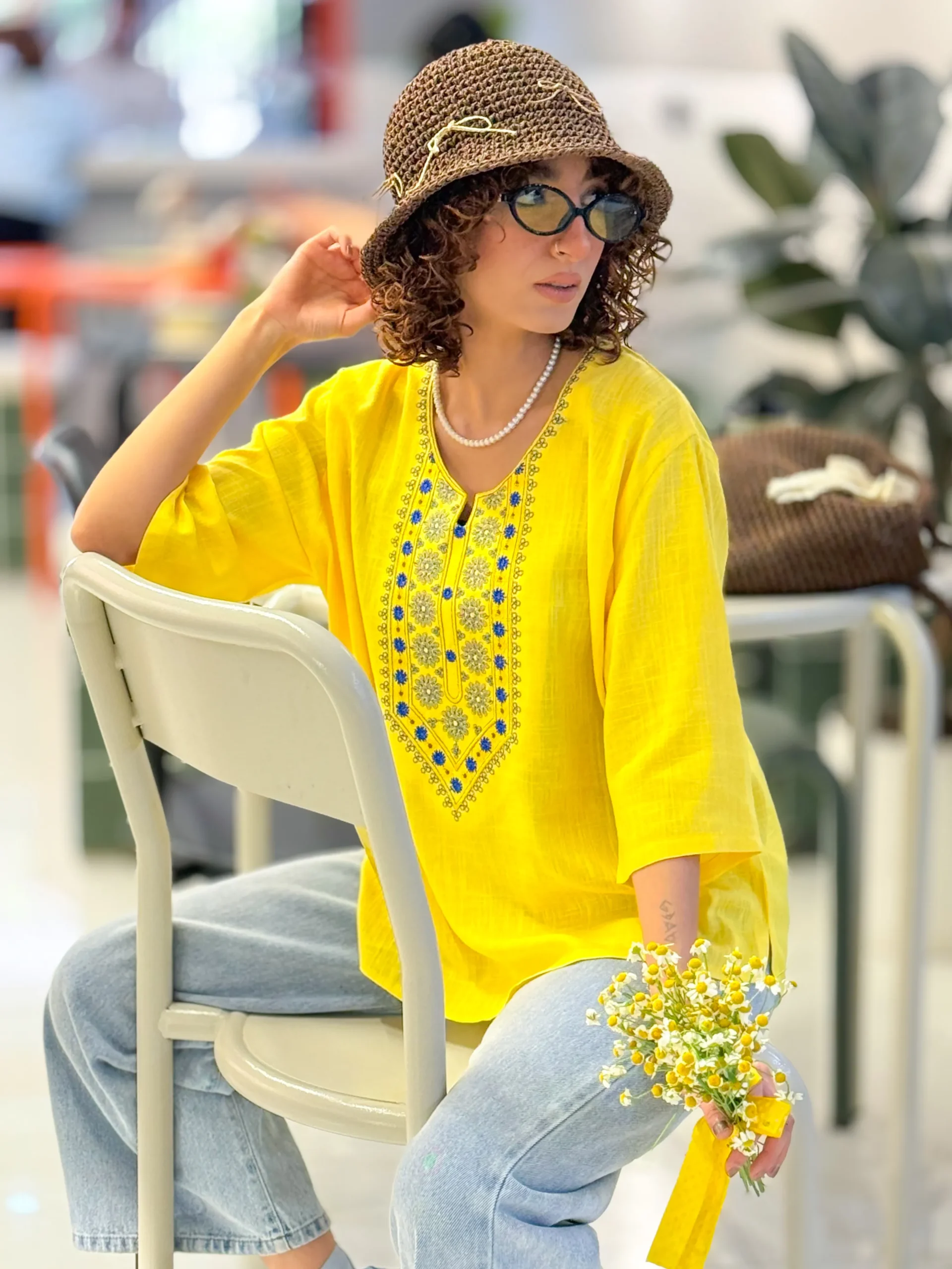 مدل زنانه در حال پوشیدن تونیک گلدوزی شده رنگ زرد با طراحی سنتی و مدرن