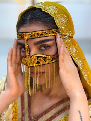 برقع گلابتون دوزی زرد دست دوز روی صورت مدل با تزیینات سنتی جنوبی