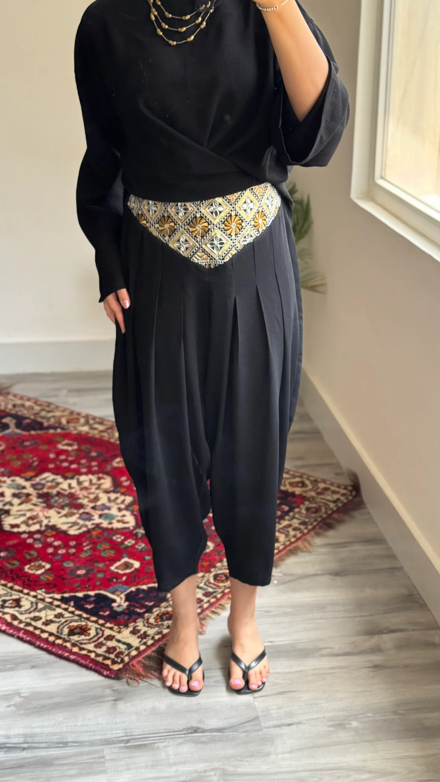 شلوار گلابتون دوزی و آینه کاری زنانه مشکی با پنل نقرهای طلایی و مدل پیلیدار