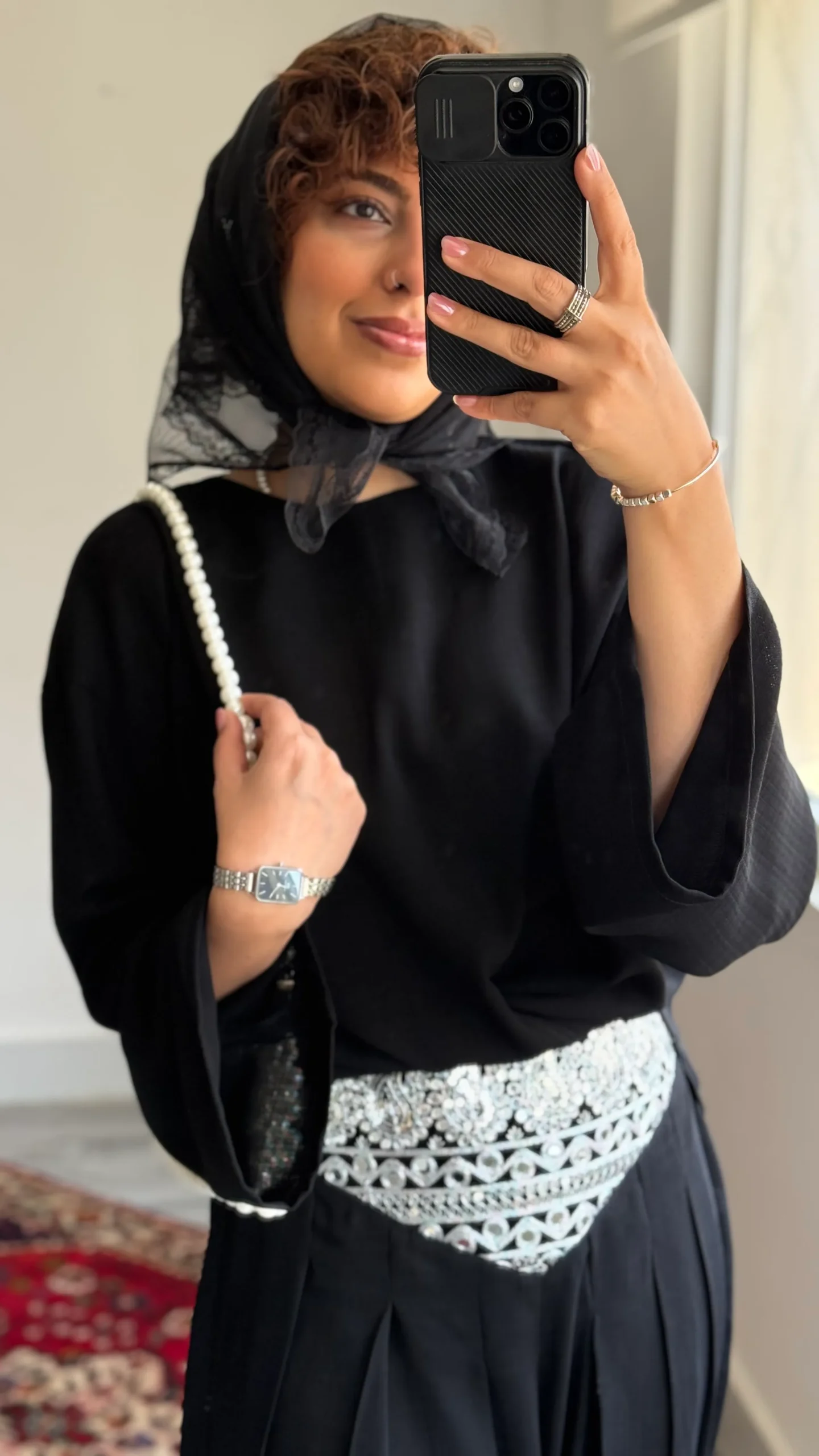 استایل تونیک مشکی زنانه با آستین بلند، کمربند سوزندوزی طرحدار و شلوار مشکی