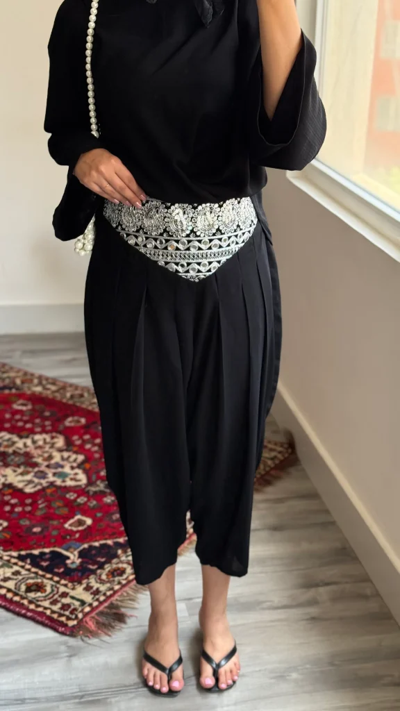 شلوار مشکی زنانه با کمر گلابتون دوزی و آینه کاری