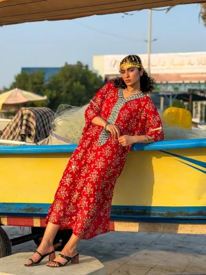 پیراهن بلند سنتی زنانه جنوبی با دامن کلوش و گلدوزی مروارید، نمای جلو در حال نشستن