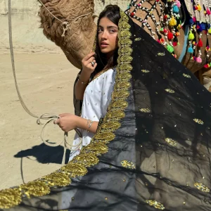 دختر بندری با شال اُرنی مشکی حاشیه گلابتون طلایی و نگین‌دوزی، استایل سنتی جنوب با شتر در کویر هرمزگان