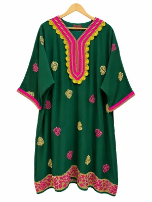 خرید پیراهن دست دوز رویدر سبز زمردی با حاشیه‌دوزی سرخابی و طلایی