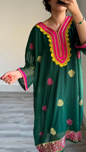 تن‌خور و ایستایی پیراهن دست دوز رویدر سبز رنگ با قد ۱۲۰ و آستر ژرسه